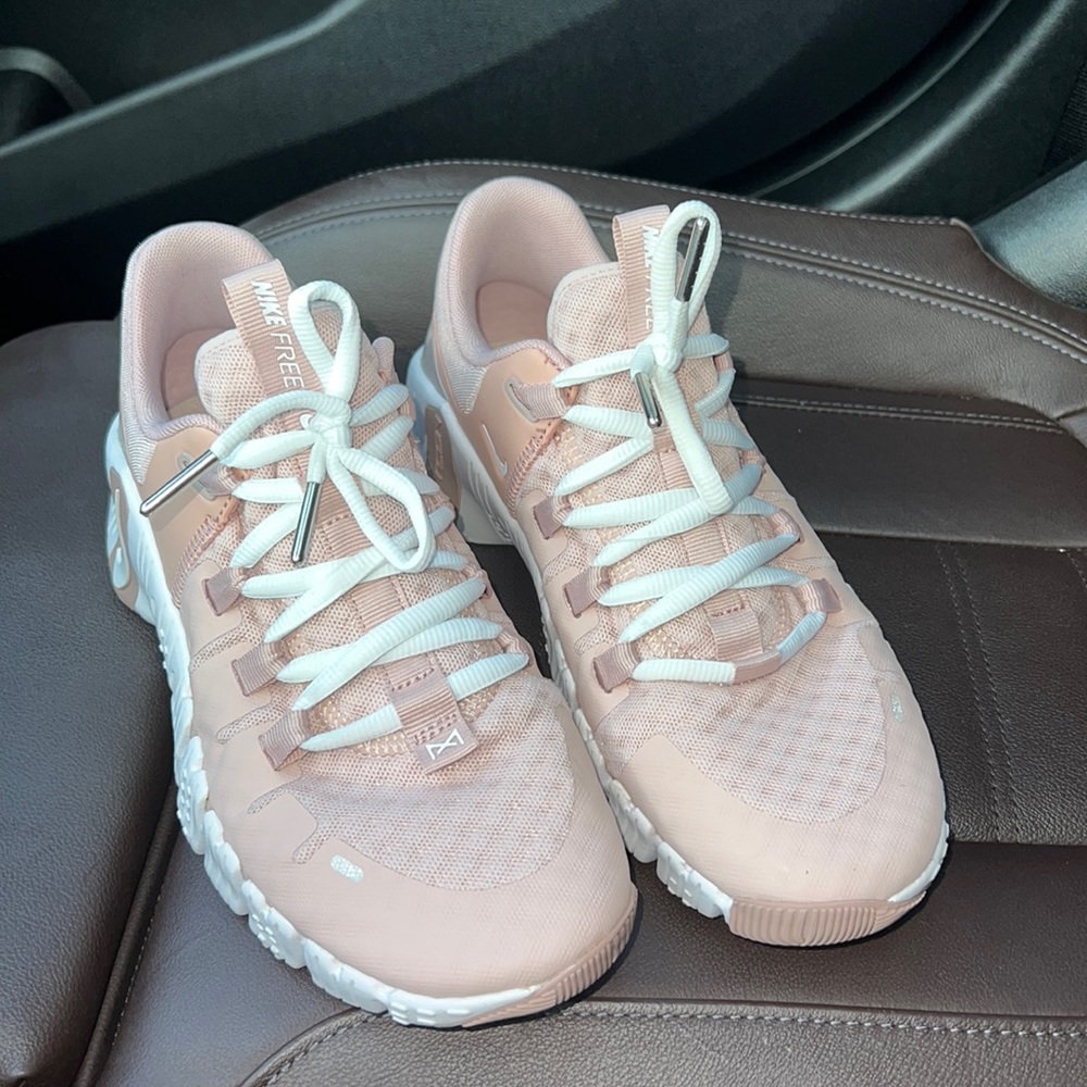 Light pink and white Metcon 3 size 8